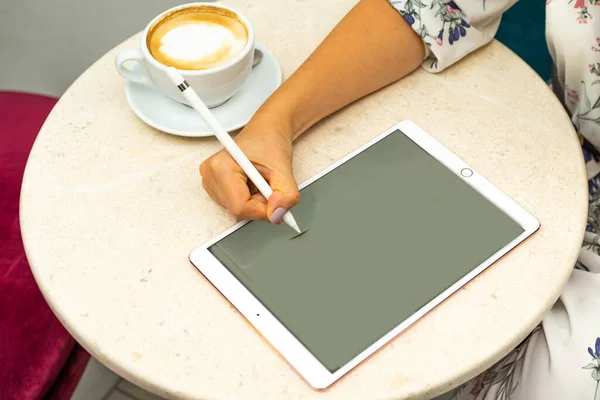 Mädchen Greift Café Zum Tablet Und Trinkt Kaffee — Stockfoto