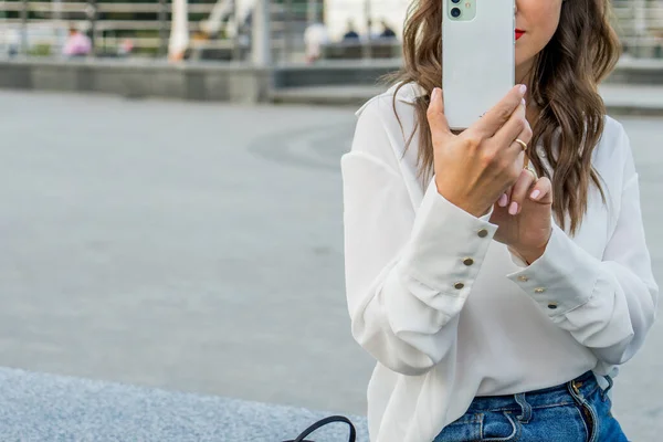 Meisje Met Telefoon Straat — Stockfoto