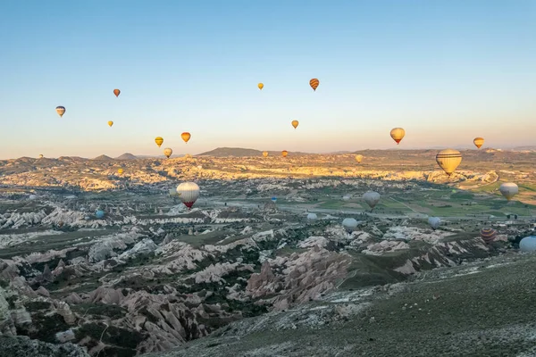 Kapadokya 'daki en büyük turistik yer sıcak hava balonu gezisidir. Kapadokya tüm dünyada sıcak hava balonu için en iyi duraklardan biri olarak bilinir. Goreme, Kapadokya, Türkiye.