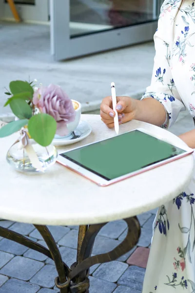 Flicka Ritar Tablett Ett Café Och Dricker Kaffe — Stockfoto