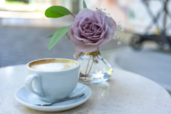 Tasse Café Sur Une Table Dans Café Des Fleurs — Photo