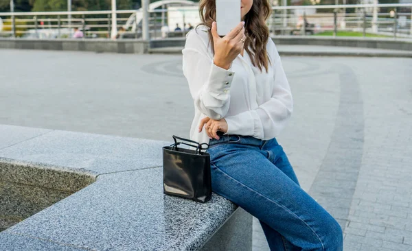 Menina Com Telefone Rua — Fotografia de Stock