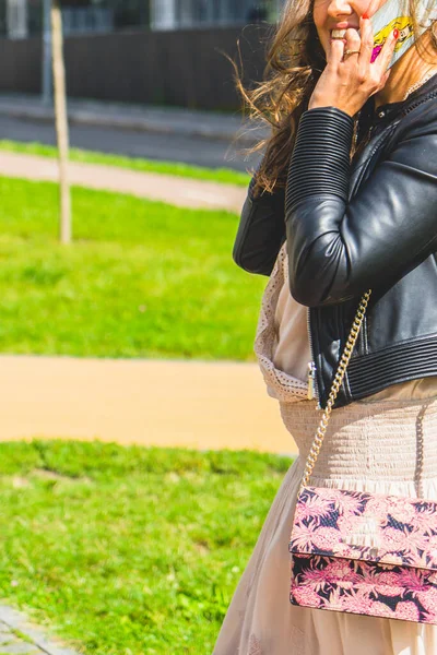 Femme Avec Téléphone Portable Dans Rue — Photo