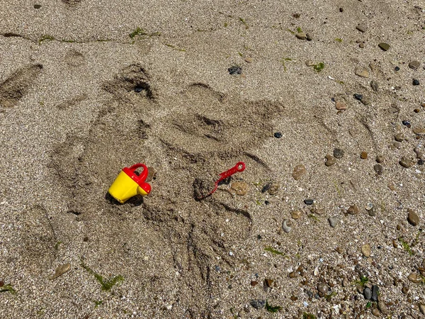 海の休暇で砂の中の子供のおもちゃ — ストック写真