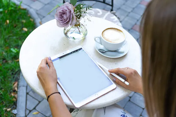 Mädchen Greift Café Zum Tablet Und Trinkt Kaffee — Stockfoto