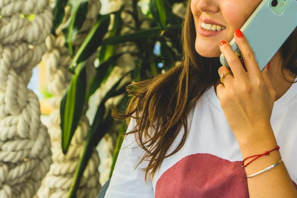 Mulher Com Telefone Celular Café — Fotografia de Stock