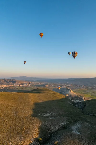 Suuri Matkailukohde Cappadocia Kuumailmapallo Ratsastaa Cappadocia Tunnetaan Kaikkialla Maailmassa Yhtenä — kuvapankkivalokuva