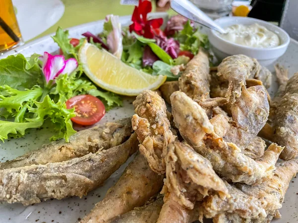 Petit Poisson Frit Avec Légumes Fond Alimentaire — Photo