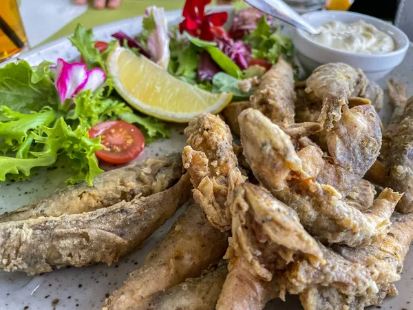 Petit Poisson Frit Avec Légumes Fond Alimentaire — Photo