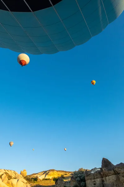 卡帕多西亚的一个巨大的旅游景点是热气球旅行 卡帕多西亚是世界闻名的热气球最好的目的地之一 Goreme Cappadocia 土耳其 — 图库照片