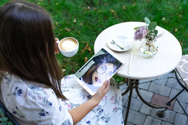 Meisje Trekt Een Tablet Een Cafe Drinkt Koffie — Stockfoto