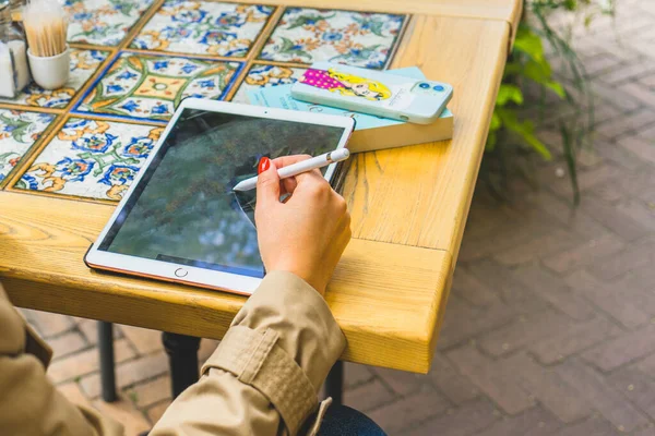 Mujer Dibujando Tableta Café — Foto de Stock