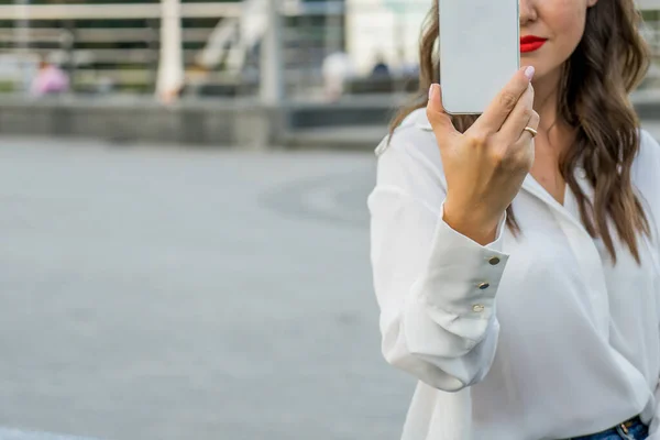 Girl Phone Street — Stock Photo, Image