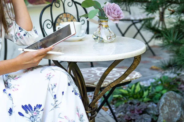 Meisje Trekt Een Tablet Een Cafe Drinkt Koffie — Stockfoto