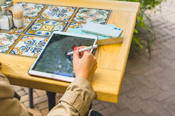 Vrouw Tekent Tablet Het Café — Stockfoto