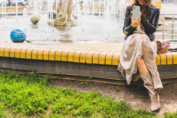 Femme Avec Téléphone Portable Dans Rue — Photo