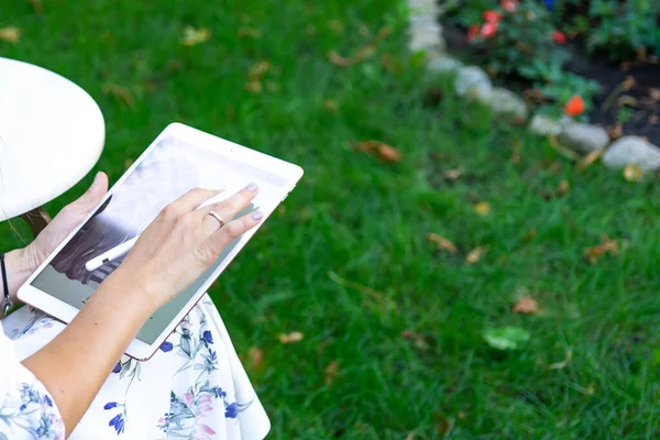 Dívka Čerpá Tabletu Kavárně Pije Kávu — Stock fotografie