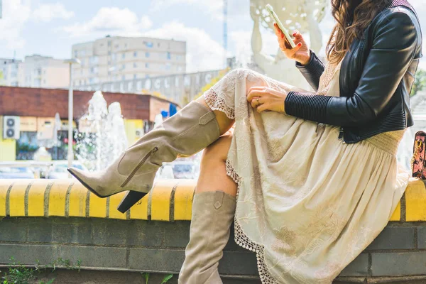 Vrouw Met Mobiele Telefoon Straat — Stockfoto