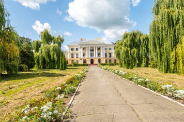Erken klasiklik tarzında güzel bir malikane.