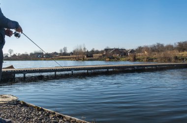 Çubuklu balıkçı, gölde dönen bobin.