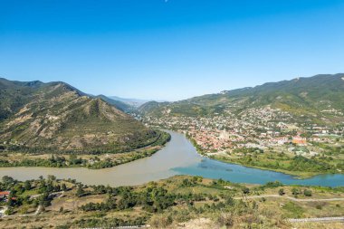 Gürcistan 'daki farklı nehirlerin birleşimi