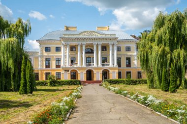 Erken klasiklik tarzında güzel bir malikane.