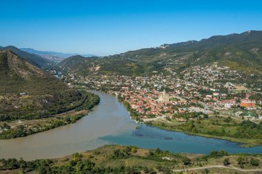 Gürcistan 'daki farklı nehirlerin birleşimi