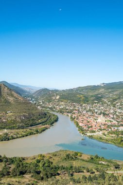 Gürcistan 'daki farklı nehirlerin birleşimi