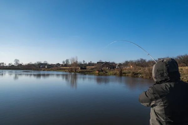 Visser Met Staaf Spinnende Haspel Het Meer — Stockfoto