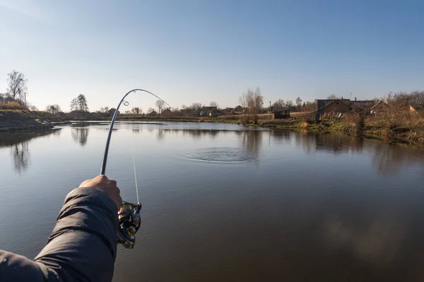 Pescador Con Caña Carrete Giratorio Lago — Foto de Stock