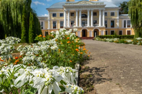 Красивый Особняк Стиле Раннего Классицизма — стоковое фото