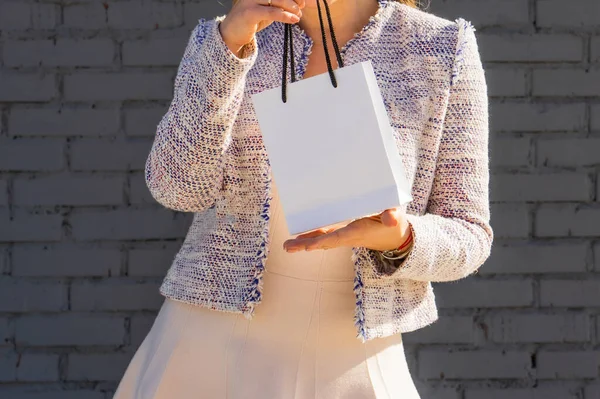 Hediyeli Beyaz Çantalı Kadın — Stok fotoğraf
