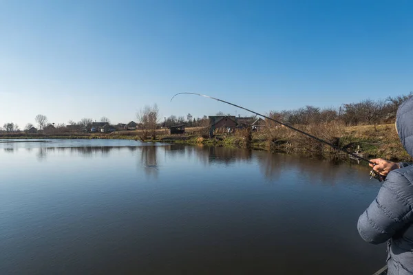 Fischer Mit Rute Spinnrolle Auf Dem See — Stockfoto