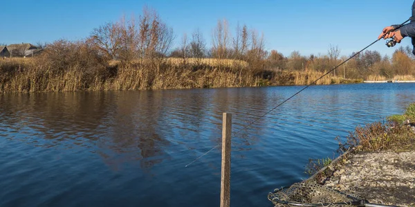 Fiskare Med Spö Snurrande Rulle Sjön — Stockfoto