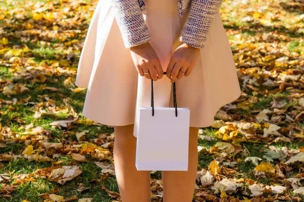 Mulher Com Saco Branco Presente — Fotografia de Stock