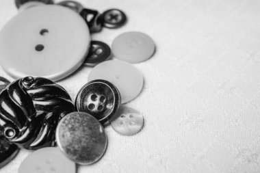 Kumaştan yapılmış bir arkaplanda farklı düğmeler