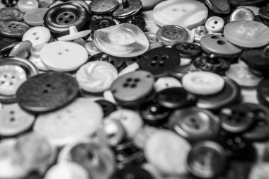 Kumaştan yapılmış bir arkaplanda farklı düğmeler