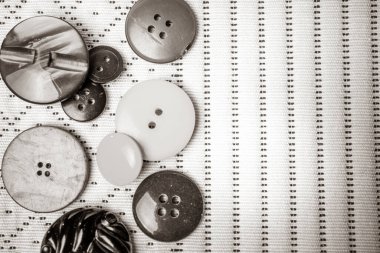 Kumaştan yapılmış bir arkaplanda farklı düğmeler