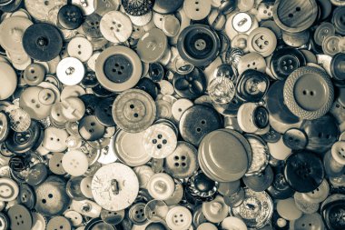 Kumaştan yapılmış bir arkaplanda farklı düğmeler