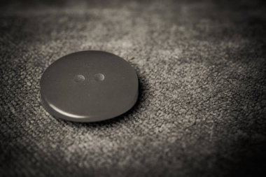 Kumaştan yapılmış bir arkaplanda farklı düğmeler