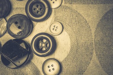 Kumaştan yapılmış bir arkaplanda farklı düğmeler