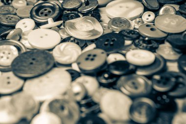 Kumaştan yapılmış bir arkaplanda farklı düğmeler