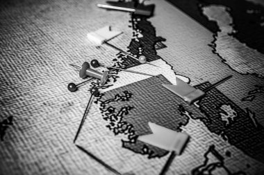 Norveç ve İsveç Avrupa haritası arka planında