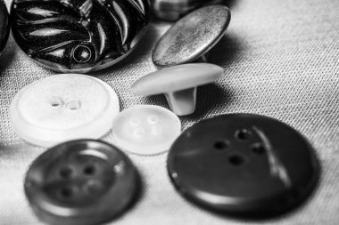 Kumaştan yapılmış bir arkaplanda farklı düğmeler