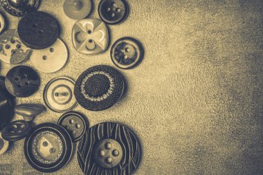 Kumaştan yapılmış bir arkaplanda farklı düğmeler