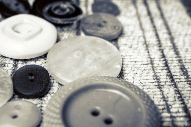 Kumaştan yapılmış bir arkaplanda farklı düğmeler