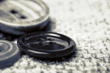 Kumaştan yapılmış bir arkaplanda farklı düğmeler