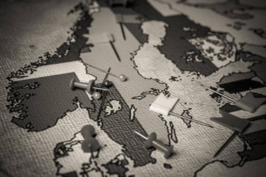 Norveç ve İsveç Avrupa haritası arka planında