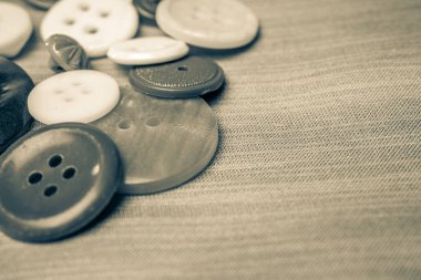 Kumaştan yapılmış bir arkaplanda farklı düğmeler