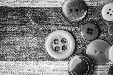 Kumaştan yapılmış bir arkaplanda farklı düğmeler